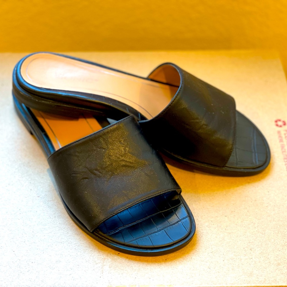 Vionic leather upper women's slide sandal.